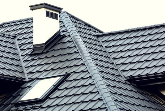 Střešní světlíky jsou nejen designové, ale také praktické. Díky nim ušetříte za energie a zkrášlíte budovu