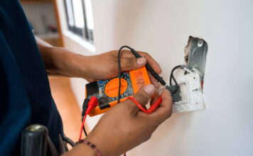 Cena revize elektro: Kdy je nejvhodnější čas pro objednání?
